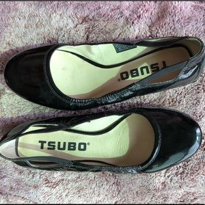 TSUBO BLACK PATENT LEATHER BALLET FLATS